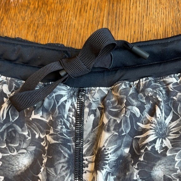 Lululemon Hotty Hot Short Flowabunga Black Angel Wing Size 10 - Picture 5 of 12